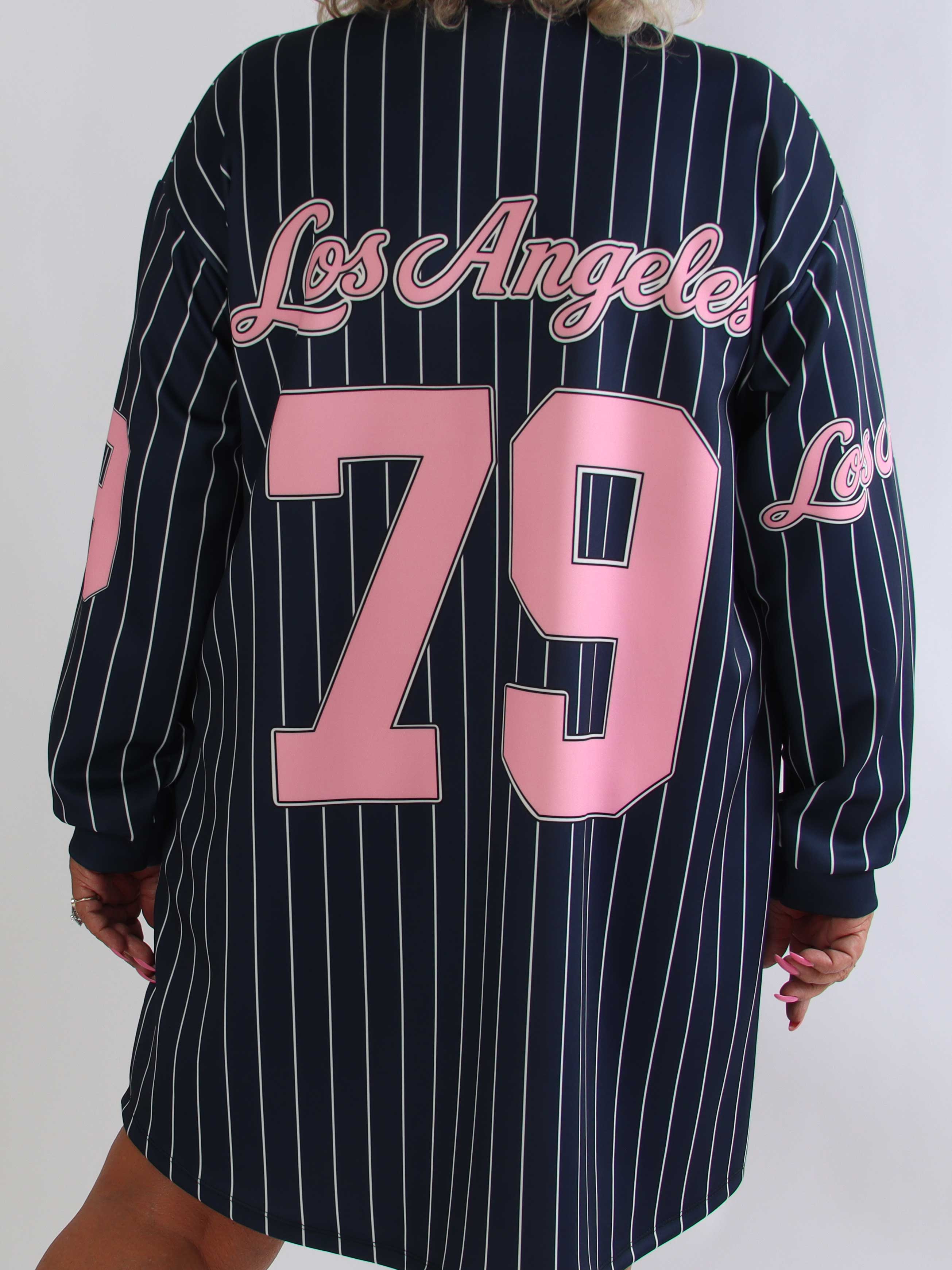 Andrea Long Sleeve - Plus size kjole i viskoseblanding med sporty baseball-inspireret design